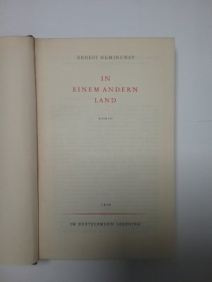 antiquarisches Buch – Ernest Hemingway – IN  EINEM  ANDEREN  LAND