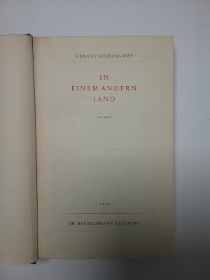 antiquarisches Buch – Ernest Hemingway – IN  EINEM  ANDEREN  LAND