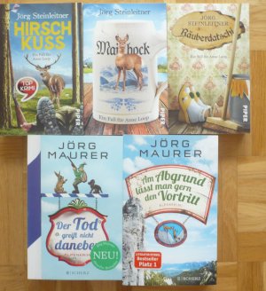 gebrauchtes Buch – Steinleitner, Jörg / Maurer, Jörg – 5 x Allgäu-Krimis: Hirschkuss - Räuberdatschi - Maibock / Am Abgrund lässt man gern den Vortritt - Der Tod greift nicht daneben