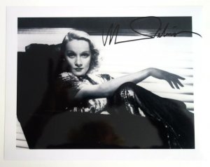 Fotodruck mit eigenhändiger Signatur von Marlene Dietrich.