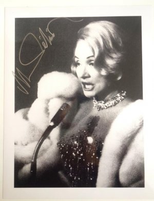 Fotodruck mit eigenhändiger Signatur von Marlene Dietrich.