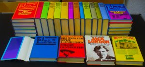 gebrauchtes Buch – Jack London + Charmain London + Irving Stone – 26 Bände: Werkausgabe in 23 Bänden, komplett + Ein Sohn der Sonne-Erzählungen + Das Abenteuer eines Lebens-erzählt von seiner Frau + Zur See und im Sattel-Jack London Biographie. // Werkausgabe: Alaska Kid +  Martin Eden +  Abenteurer des Schienenstranges +  Jerry der Insulaner/Michael, der Bruder Jerrys +  Der Seewolf +  Die glücklichen Inseln +  Vor Adams Zeiten +  Der Wahnsinn des John Harned +  Die Meuterei auf der Elsinore +  Der Ruhm des Kämpfers +  In den Wäldern des Nordens +  Das Mondtal +  Die Scharlachpest/Die Eiserne Ferse +  Am Ende des Regenbogens +  Feuer im Schnee +  Der Wolf von Wallstreet/Das Mordbüro +  König Alkohol/Die Zwangsjacke +  Der Ruf der Wildnis/Wolfsblut +  Fischpiraten/Joe unter den Piraten +  Die Insel Berande/Die Herrin des Großen Hauses +  Die weiße Grenze/Lockruf des Goldes +  Die Stadt der Verdammten