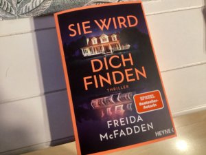 gebrauchtes Buch – Freida McFadden – Sie wird dich finden - Thriller – Der packende Höhepunkt der Bestseller-Reihe, die schlaflose Nächte garantiert - Mit farbig gestaltetem Buchschnitt - nur in limitierter Erstauflage der gedruckten Ausgabe