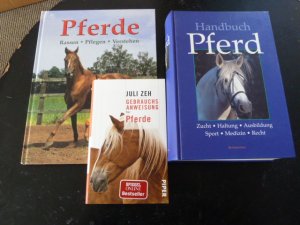 gebrauchtes Buch – Diverse – Pferde 3 Bücher: Gebrauchsanweisung für Pferde / Pferde (Rassen,Pflegen,Verstehen) / Handbuch Pferde (Zucht,Haltung,Ausbildung,Sport,Medizin,Recht)