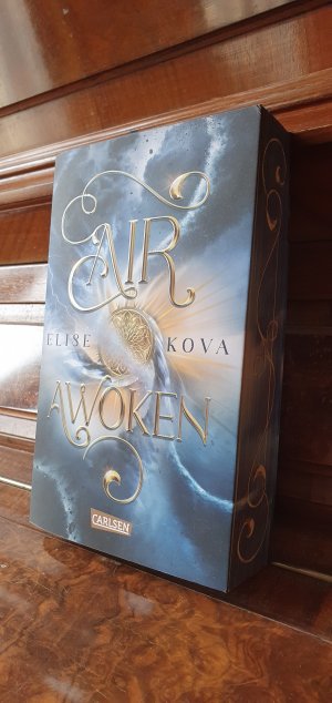 gebrauchtes Buch – Elise Kova – Air awoken 1. Auflage mit Farbschnitt