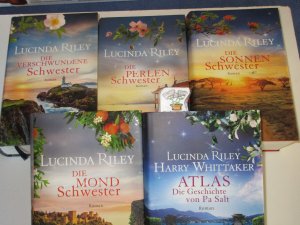 gebrauchtes Buch – Lucinda Riley – 5 Bücher der Sieben-Schwester-Serie. Die verschwundene Schwester, Die Sonnenschwester, Die Perlenschwester, Die Mondschwester, Atlas Die Geschichte von Pa Salt