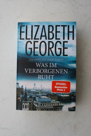 gebrauchtes Buch – Elizabeth George – Was im Verborgenen ruht - Ein Inspector-Lynley-Roman