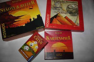 gebrauchtes Spiel – Die Siedler von Catan. Erweiterung: Städte & Ritter / Die Siedler von Catan. Historische Szenarien. Alexander der Große und Cheops / Die Siedler von Catan. Das Würfelspiel / Die Siedler von Catan. Das Kartenspiel