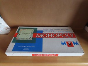 Monopoly mit weißen Häusern mit grünem oder rotem Dach