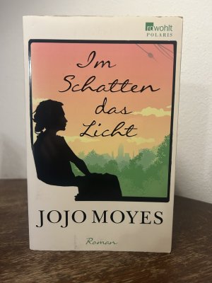 gebrauchtes Buch – Jojo Moyes – Im Schatten das Licht