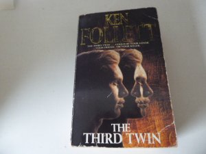 gebrauchtes Buch – Ken Follett – The Third Twin. Fiction. Paperback