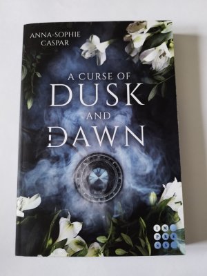 gebrauchtes Buch – Anna-Sophie Caspar – A curse of dusk and dawn