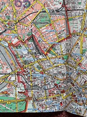 antiquarisches Buch – Stadtplan Berlin mit Sehenswürdigkeiten - English texted, texte en francais