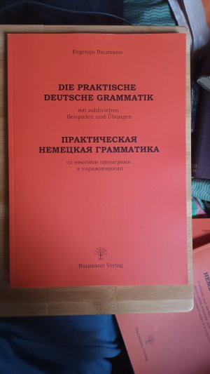 gebrauchtes Buch – Evgenia Baumann – Die praktische deutsche Grammatik mit zahlreichen Beispielen und Übungen Deutschsprachführer für Alltagsthemen in Sätzen und Dialogen Transkription ins Kyrillische, Russisch, Ukrainisch