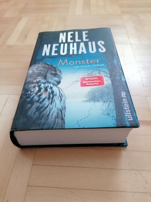 gebrauchtes Buch – Nele Neuhaus – Monster (Ein Bodenstein-Kirchhoff-Krimi 11) - Kriminalroman | Der SPIEGEL-Bestseller Nr. 1: Zwei Tote, ein illegales Autorennen und ein großes Mysterium