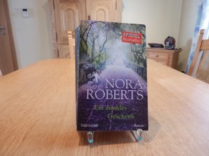 gebrauchtes Buch – Nora Roberts – Ein dunkles Geschenk