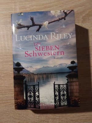 gebrauchtes Buch – Lucinda Riley – Die sieben Schwestern