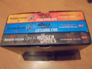 gebrauchtes Buch – Suzanne Collins – The Hunger Games Trilogy Box Set