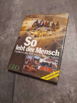 gebrauchtes Buch – Peter Menzel – So lebt der Mensch