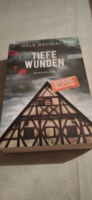 gebrauchtes Buch – Nele Neuhaus – Tiefe Wunden - Kriminalroman ; [ein Taunus-Krimi]