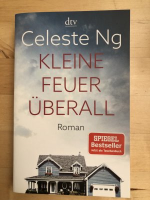 gebrauchtes Buch – Celeste Ng – Kleine Feuer überall - Roman