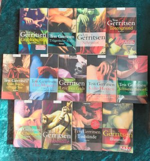 gebrauchtes Buch – Tess Gerritsen – Tess Gerritsen Bücherpaket - Grabesstille + Schwesternmord + Blutmale + Todsünde + Die Chirurgin + Kalte Herzen + Leichenraub + Totengrund + Der Meister + Scheintot + Grabkammer + Gute Nacht, Peggy Sue + Trügerische Ruhe