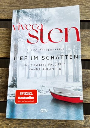 gebrauchtes Buch – Viveca Sten – Tief im Schatten - Der zweite Fall für Hanna Ahlander | Der zweite Band der Åre-Krimis: demnächst bei Netflix