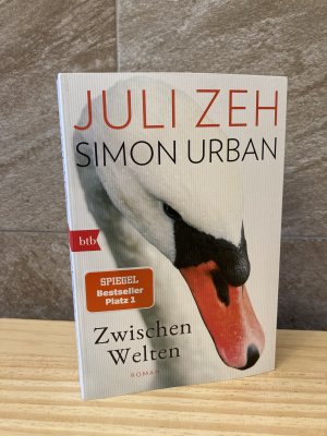 gebrauchtes Buch – Zeh, Juli; Urban – Zwischen Welten