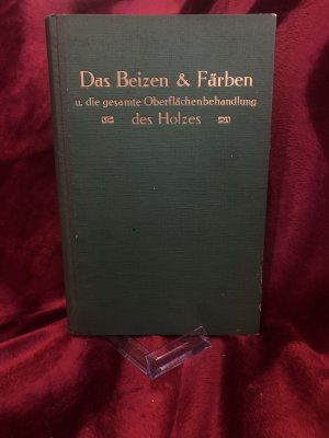 Das Beizen und Färben und die gesamte Oberflächenbehandlung des Holzes