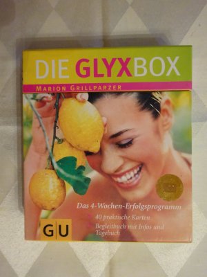 gebrauchtes Buch – Marion Grillparzer – DIE GLYXBOX von Marion Grillparzer Glücklich abnehmen 40 Karten für Ihr 4-Wochen-Erfolgsprogramm mit Begleitbuch und Tagebuch Beschreibung - GLYX – oder die Kunst, glücklich abzunehmen. Denn Sie essen, ohne zu hungern. In der Box finden die Leserinnen ihr detailliertes 4-Wochen-Programm: - Die GLYX-Tageskarten geben Anregung für den Tagesablauf - vom Aufstehritual und Frühstück über Bewegungs- und Entsp