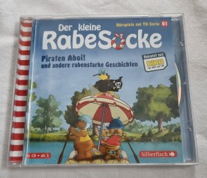 gebrauchtes Hörbuch – Grübel, Katja; Strathmann, Jan – Der kleine Rabe Socke : Piraten Ahoi! und andere rabenstarke Geschichten - Die Fußballwaldmeisterschaft, Das goldene Amulett (Hörspiele zur TV Serie 1) - 1 CD