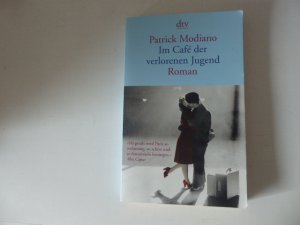 gebrauchtes Buch – Patrick Modiano – Im Café der verlorenen Jugend. Roman. TB