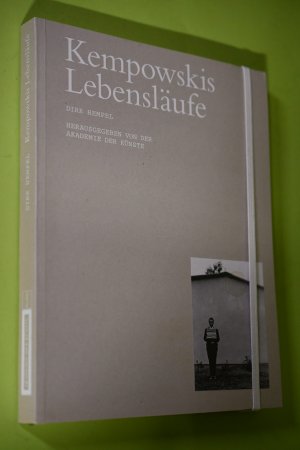 gebrauchtes Buch – Hempel, Dirk (Mitwirkender) – Kempowskis Lebensläufe. hrsg. von der Akademie der Künste. Dirk Hempel. [Red.: Barbara Voigt ; Sabine Wolf]