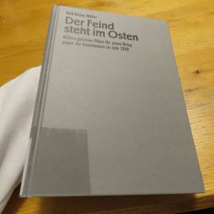 gebrauchtes Buch – Rolf-Dieter Müller – Der Feind steht im Osten - Hitlers geheime Pläne für einen Krieg gegen die Sowjetunion im Jahr 1939