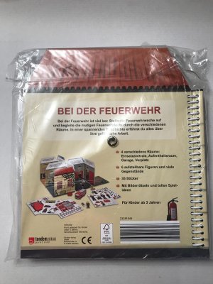 Bei der Feuerwehr. Das Buch zum Aufstellen, entdecken und Spielen