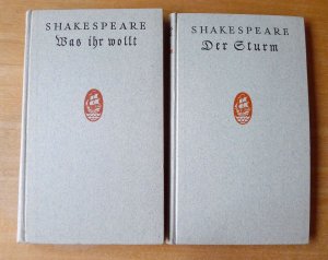 gebrauchtes Buch – Shakespeare – Konvolut 2 Bände von Shakespeares Werken in Einzelausgaben: Was ihr wollt (o. Der Dreikönigsabend) + Der Sturm, Insel Verlag MDCCCCXXI