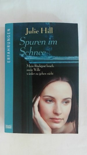 gebrauchtes Buch – Julie Hill – SPUREN IM SCHNEE. MEIN RÜCKGRAT BRACH, MEIN WILLE WIEDER ZU GEHEN NICHT.