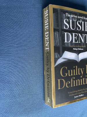 gebrauchtes Buch – Susie Dent – Guilty by Definition: The instant Sunday Times bestselling debut novel from Countdown's Susie Dent