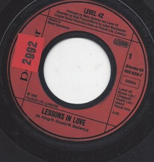 gebrauchter Tonträger – Pop - Level 42 - – Level 42 : Lessons In Love  +  Hot Water (LIVE)- 7"Vinyl Single 1980er