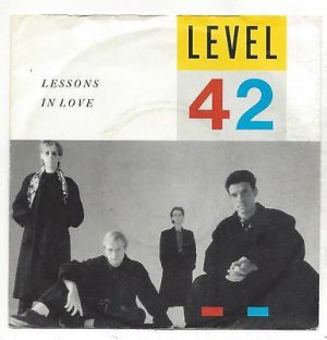 gebrauchter Tonträger – Pop - Level 42 - – Level 42 : Lessons In Love  +  Hot Water (LIVE)- 7"Vinyl Single 1980er