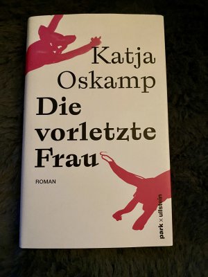 gebrauchtes Buch – Katja Oskamp – Die vorletzte Frau - Roman | »Eine leidenschaftliche, eine heftige Liebe ... grandios erzählt!« Elke Heidenreich | Der neue Roman von der Autorin des Bestsellers »Marzahn mon amour«