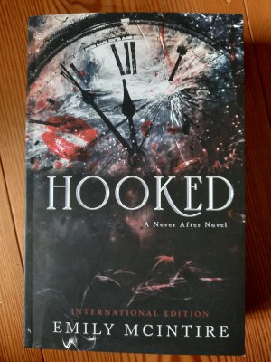 gebrauchtes Buch – Emily McIntire – Hooked A Never After Novel