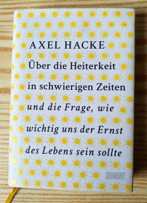 gebrauchtes Buch – Axel Hacke – Über die Heiterkeit in schwierigen Zeiten und die Frage, wie wichtig uns der Ernst des Lebens sein sollte