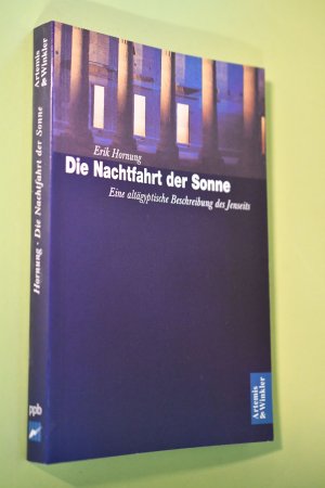 Die Nachtfahrt der Sonne : eine altägyptische Beschreibung des Jenseits.