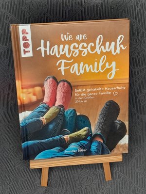 gebrauchtes Buch – Jennifer Stiller – We are Hausschuh-Family - Selbst gehäkelte Hausschuhe für die ganze Familie - in den Größen 20 bis 47