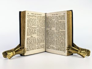 antiquarisches Buch – Anonymous – IM ZEITGENÖSSISCHEN ORIGINALEN SCHUBER UND MIT PUNZIERUNGEN AUF DEM RUNDUM LAUFENDEN GOLDSCHNITT !!! - Dresdner Gesangbuch - auf höchsten Befehl herausgegeben - Mit königlichem Sächsischem allergnädigstem Privilegio