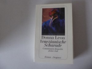 gebrauchtes Buch – Donna Leon – Venezianische Scharade. Commissario Brunettis dritter Fall. Roman. TB