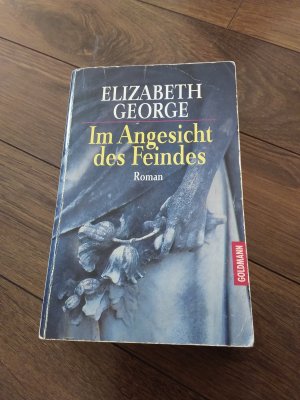 gebrauchtes Buch – Elizabeth George – Im Angesicht des Feindes - Roman