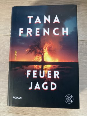 gebrauchtes Buch – Tana French – Feuerjagd - Roman | Platz 1 der Krimi-Bestenliste – eine Geschichte von Familie und Vergeltung