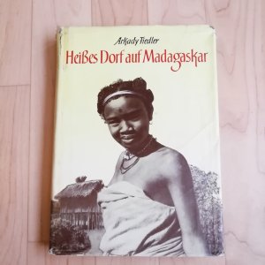 antiquarisches Buch – Arkady Fiedler – Heißes Dorf auf Madagaskar